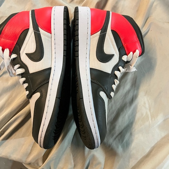 Nike Jordan’s Mids Retro 1 - Picture 5 of 5
